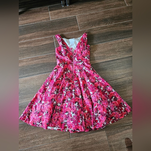 MAGGY LONDON SZ 4 DRESS FLORAL BEAUTIFUL, PETITE AND CLASSY - Picture 6 of 7